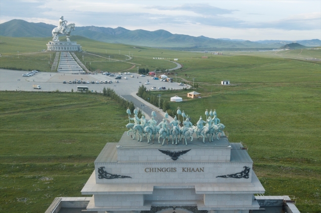 Cengiz Han'ın atlı heykeline ziyaretçilerden yoğun ilgi